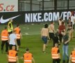 GALERIE FOTO + VIDEO Ultrașii Spartei au copiat PCH și au creat haos la meciul din Europa League » Au intrat pe teren cu măști pe față după decizia controversată a lui Colțescu