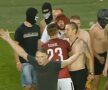 GALERIE FOTO + VIDEO Ultrașii Spartei au copiat PCH și au creat haos la meciul din Europa League » Au intrat pe teren cu măști pe față după decizia controversată a lui Colțescu