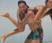 FOTO Cu soția în spate pe plajă » Dani Alves se bucură de o vacanță lungă: imagini sexy cu partenera lui
