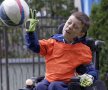 Velkovski adoră să se joace cu mingea, în ciuda bolii care-l macină din primele zile de viaţă