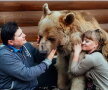 FOTO & VIDEO Au adoptat un urs în urmă cu 23 de ani şi trăiesc cu el în casă