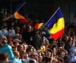 Fanii români la un meci de rugby, agățând tricolorul