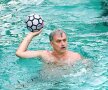 MOURINHO A TRECUT LA POLO. Managerul de 55 de ani al lui United s-a răcorit în bazin într-o partidă de polo. Acolo nu-l mai critică nimeni pe portughez.