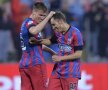 Vîlceanu (dreapta) sărbătorind primul său gol în Liga 1 alături de Mihai Pintilii