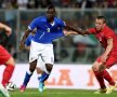 Tom Schnell în duel cu Mario Balotelli FOTO: Guliver/GettyImages