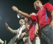 2003 // Gigi Becali și fostul lider stelist de galerie Gheorghe Mustață fac show la un meci în Ghencea // FOTO: Arhivă Gazeta Sporturilor