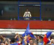 2010 // Imagine simbolică: precum un monarh, Becali salută fanii care îl ovaționează // FOTO: Arhivă Gazeta Sporturilor