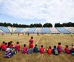 Pelerinaj la templu » Ghencea își trăiește ultimele clipe. Ieri, gloriile și-au luat la revedere de la stadion, în timp ce copiii de la club s-au jucat în iarbă. Foto: Raed Krishan