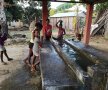 FOTO De la jacuzzi, spa și condiții de lux, mai multe vedete se spală la lighean și dorm într-o casă făcută din bambus, în Madagascar