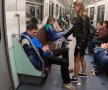 VIDEO DUBIOS! Un fotomodel aruncă cu apă și înălbitor pe bărbații de la metrou. Explicația gestului
