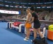 VIDEO  Simona Halep - Ons Jabeur » Simona Halep a abandonat în turul I la Beijing după ce a pierdut categoric primul set