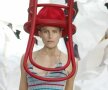 FOTO Lipsă de inspirație? Un fotomodel a defilat cu scaunul în cap la Paris