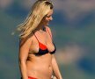 FOTO Seducătoare pe yaht! Kate Moss și-a pus costumul de baie și a făcut senzație alături de iubitul ei