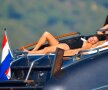 FOTO Seducătoare pe yaht! Kate Moss și-a pus costumul de baie și a făcut senzație alături de iubitul ei