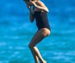 FOTO Seducătoare pe yaht! Kate Moss și-a pus costumul de baie și a făcut senzație alături de iubitul ei