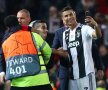 IDOL LA UNITED. Cristiano Ronaldo a revenit la Manchester, iar fanii nu l-au uitat. Superstarul lui Juventus a făcut un selfie cu unul dintre suporteri (foto: reuters)