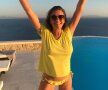 FOTO Elizabeth Hurley, apariție mai sexy ca niciodată într-un costum de baie minuscul!