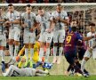 PLAN DEJUCAT. Inter a făcut tot ce a putut ca să-l împiedice pe Luis Suarez să înscrie, Brozovic întins pur și simplu în spatele zidului și a blocat șutul uruguayanului. Barça a câștigat cu 2-0 (foto: Reuters)