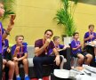 LA O PIZZA CU MAESTRUL. Roger Federer, învingătorul lui Marius Copil în finala de la Basel, a respectat tradiția și i-a cinstit după turneu pe copiii de mingi, din rândul cărora și el a făcut parte. foto: reuters