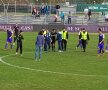 VIDEO Haos la Timişoara: arbitrul a oprit mai repede jocul ACS Poli – Aerostar! Apoi l-a reluat la protestele gazdelor + scandal la vestiare: "Ordinarilor, luaţi banii din biserici"