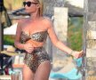 FOTO S-a distrat în Dubai! O vedetă de televiziune surprinsă în ipostaze fierbinți la plajă