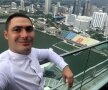 Plopeanu, selfie panoramic din Singapore, cu un teren de fotbal amplasat pe apă