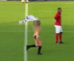 VIDEO&FOTO Au angajat o striperiță care să intre goală pe terenul de fotbal și să întrerupă meciul