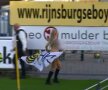 VIDEO&FOTO Au angajat o striperiță care să intre goală pe terenul de fotbal și să întrerupă meciul