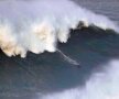PÂRTIEEE! Neamțul Sebastian Steudtner coboară pe un val gigantic în Praia do Norte (Portugalia). foto: reuters