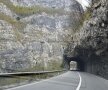 Până ajungi la Podgorica treci printr-un peisaj cu zeci de tuneluri, serpentine și munte cât vezi cu ochii FOTO: Cristi Preda