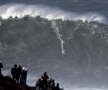 VALURI URIAȘE. Surferii s-au întrecut la un concurs din Nazare, Portugalia, iar spectatorii au avut ce vedea. Aici, neamțul Sebastian Steudtner pe un val de peste 20 de metri (foto: reuters)