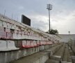 Timpul a uzat și scaunele și a mușcat și din betonul tribunelor