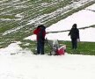Organizatorii partidei Sportul Snagov - FC Argeș fac eforturi pentru ca zăpada să fie îndepărtată de pe teren // FOTO: Captură TV Digi Sport