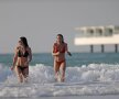 FOTO Distracție la plajă: două vedete s-au hârjonit sexy în Dubai