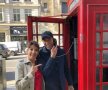 LONDRA. Cu soția, într-o cabină telefonică specifică Angliei