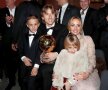 COMORILE LUI LUKA. În Gala de la Paris, Modrici i-a învins pe Ronaldo, Griezmann, Mbappe, Messi și a plecat acasă cu primul Balon de Aur al carierei. "Le mulţumesc celor care m-au votat şi nu în ultimul rând familiei mele, soţiei, copiilor. Ceea ce mi s-a întâmplat acum e mai mult decât am visat când eram copil. Este o onoare și un priviliegiu să primesc acest trofeu. Și dacă l-am câștigat este pentru că am făcut eu ceva special", a spus Lukita, cum e alintat croatul în vestiarul Realului. foto: reuters