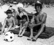 O poză clasică, familia Lupescu pe litoral, în anii 70