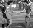 IMAGINE ISTORICĂ: tinerii Ionuț Lupescu și Gică Popescu, căpitani de echipă la un Dinamo - U Craiova, la finalul anilor '80. "Kaiserul", care duminică a împlinit 50 de ani, a povestit în numărul aniversar pe care Gazeta i l-a dedicat cum a devenit "câine roșu": "Ne mutaserăm în Pantelimon, iar Dinamo era mai aproape de casă decât Rapid și Steaua". 