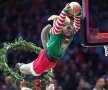 Moondog, mascota lui Cleveland Cavaliers, a făcut spectacol la pauza meciului cu Philadelphia 76ers (foto: Reuters)