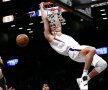 ZBOARĂ, PUIULE, ZBOARĂ! Devin Booker (Phoenix Suns), cel mai spectaculos dunk din NBA împotriva celor de la Brooklyn Nets (foto: reuters)