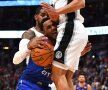 PE AICI NU SE TRECE. Imagine inedită din Denver Nuggets - San Antonio Spurs. Monte Morris (stânga) nu l-a putut depăși pe Bryn Forbes (foto: reuters)