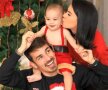 Sergiu, Andreea și micuțul Zian, lângă bradul de Crăciun // Sursă foto: Instagram Sergiu Hanca
