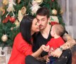 Sergiu, Andreea și micuțul Zian, lângă bradul de Crăciun // Sursă foto: Instagram Andreea Hanca
