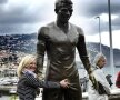 FOTO Henț! Statuia lui Ronaldo și-a schimbat culoarea în zona intimă: "Parcă nu aveați voie cu mâna în zona de pedeapsă" :) 