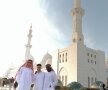 Djokovici și prietenii, cu toţii îmbrăcaţi în haine adecvate unei vizite la Abu Dhabi