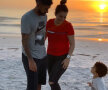 Dylan Flores și familia bucurându-se de un asfinţit în Florida