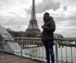 Ghislain Guessan trage cu ochiul către Tour Eiffel