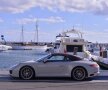 Un Porsche parcat lângă unul
dintre zecile de iahturi, ceva
banal pe promenada micuţului
și exclusivistului port