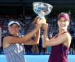 Sofia Kenin alături de Eugenie Bouchard după titlul de la Auckland câștigat la dublu // Foto: Guliver/GettyImages