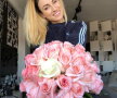 Un buchet de flori și-un selfie pentru fani